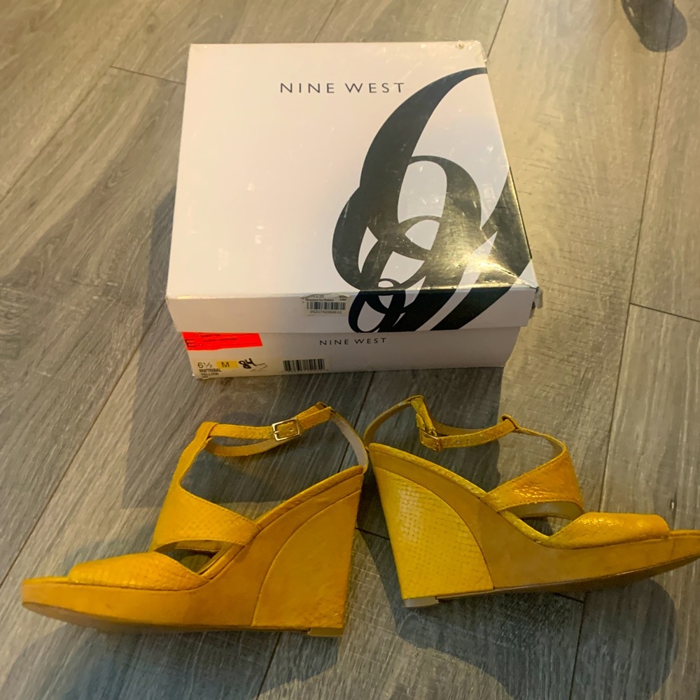 🌼Nine West🌼 Tribal inspired wedged sandal